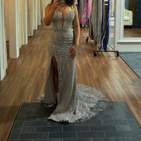 Stunning Silver Evening Dress with Sequins - Picture 1 of 3